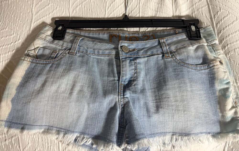 rue21 Denim Cutoff Shorts Light Wash Raw Hem